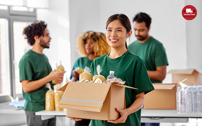 woman carrying a box with food and drinks